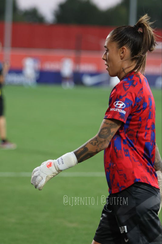 futfem's tweet photo. ‼️Las jugadoras del Atlético se vuelcan con Jenni en sus muñecas. 

📷 @ljbenito | @futfem https://t.co/PfsjTvVsaI