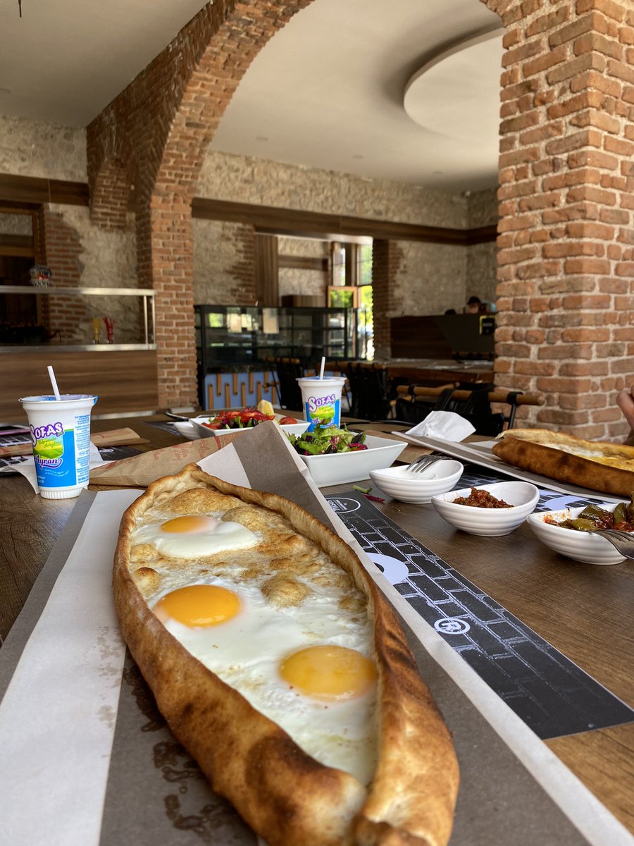Nocontextemird3's tweet photo. Yöresel lezzetleri ve birçok damağa hitap eden yiyecekleri burada bulmak mümkün.Mekan olarak henüz bir eşi daha yok. Nezih, hijyenik, tasarımı özenle yapılmış ailenizle ve arkadaşlarınızla her zamam gidebileceğiniz bir yerdir. Üstelik bu ekonomide fiyatlar oldukça uygundur. https://t.co/IwkOcd8Qot