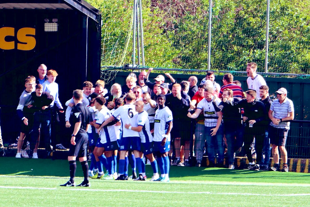 BanburyUnitedFC's tweet photo. 📸 United players congratulating @lawsondath92 after his goal at Rushall Olympic this afternoon - all in front of a fine turnout of the Puritan faithful.

𝙏𝙝𝙧𝙚𝙚 𝙜𝙖𝙢𝙚𝙨 𝙪𝙣𝙗𝙚𝙖𝙩𝙚𝙣 and we go again on Bank Holiday Monday against @Buxton_FC. https://t.co/B7DqfG1fhE