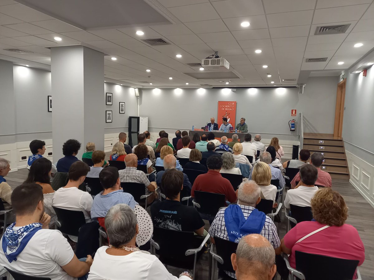 Da gusto hablar de toros y presentar mi libro con Carlos Lumbreras, R. del Río y <a href="/Suso_Alvaro/">Alvaro Suso</a>.
También alegra ver esa imagen de la bilbaina Vista Alegre (casi) hasta arriba llena de ponchos. 
Encierro de <a href="/PRGtoros/">Victoriano del Río</a> interesante, con muchos matices. Gracias Matías por tu rigor 👏