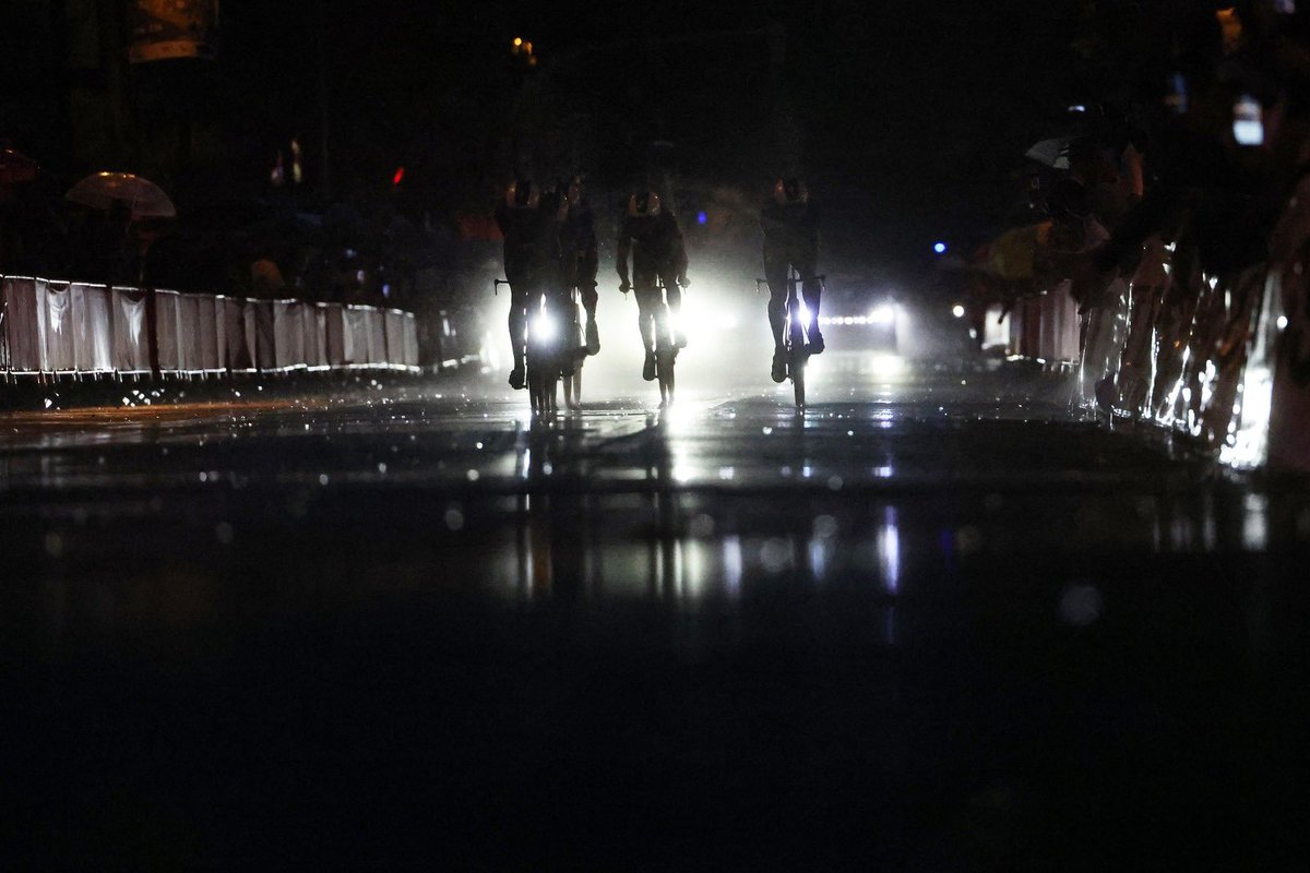 Somewhere in this picture, you can see our riders just before they finished stage one of #LaVuelta23.

Photo: <a href="/GettySport/">Getty Images Sport</a>