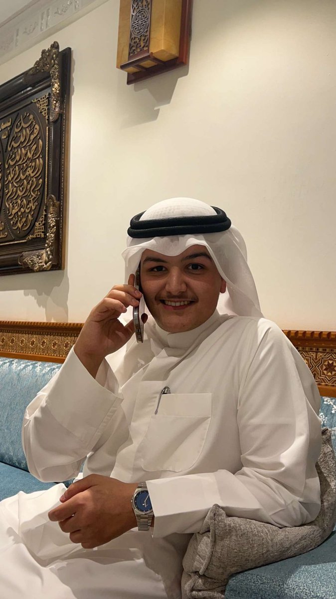 رفيقٍ لا ضاقت قبل ادور علية يبان
يعرف بغثى صدري لو ان ما احكي عنه 

قسم ما يهاب الوقت ويهّيب الشجعان 
هذا اللي يشوف الموت لأجل الخوي سنّه 

ماهو اخوي لكنُه تعدى قدر الاخوان 
احط كتفي بكتفه ولا يخيب بي ظنّه .
<a href="/mo7almutiriii/">محمد حماد أبوعدل</a>