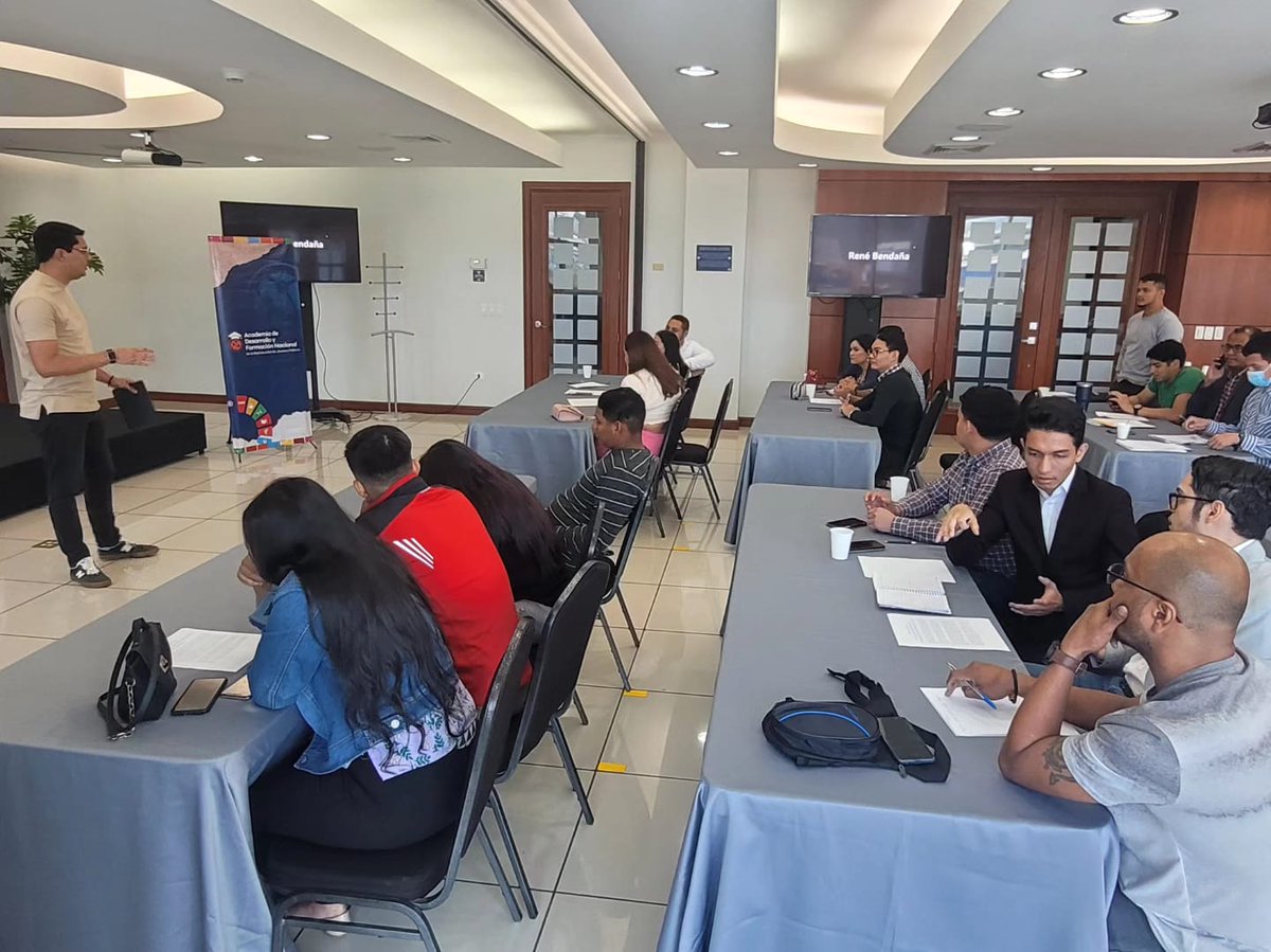 rmjpHonduras's tweet photo. #Formación: Provechosa 3ra jornada formativa del curso Liderazgo Político para el Desarrollo y Crecimiento Nacional🇭🇳 en conjunto con @COHEPHonduras y con el apoyo de la carrera de Administración Pública de la @unahoficial

#NuevosLiderazgos
#LibreEmpresa
#CuidemosElEmpleo https://t.co/8FAD8j3IYl