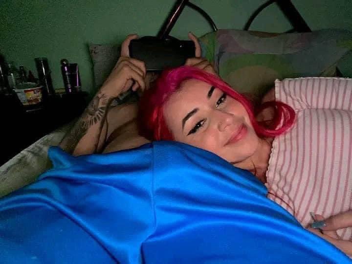 diegoilomilo's tweet photo. una foto con el amor de mi vida y el de atrás mi novio https://t.co/k4Tlqa9XyC