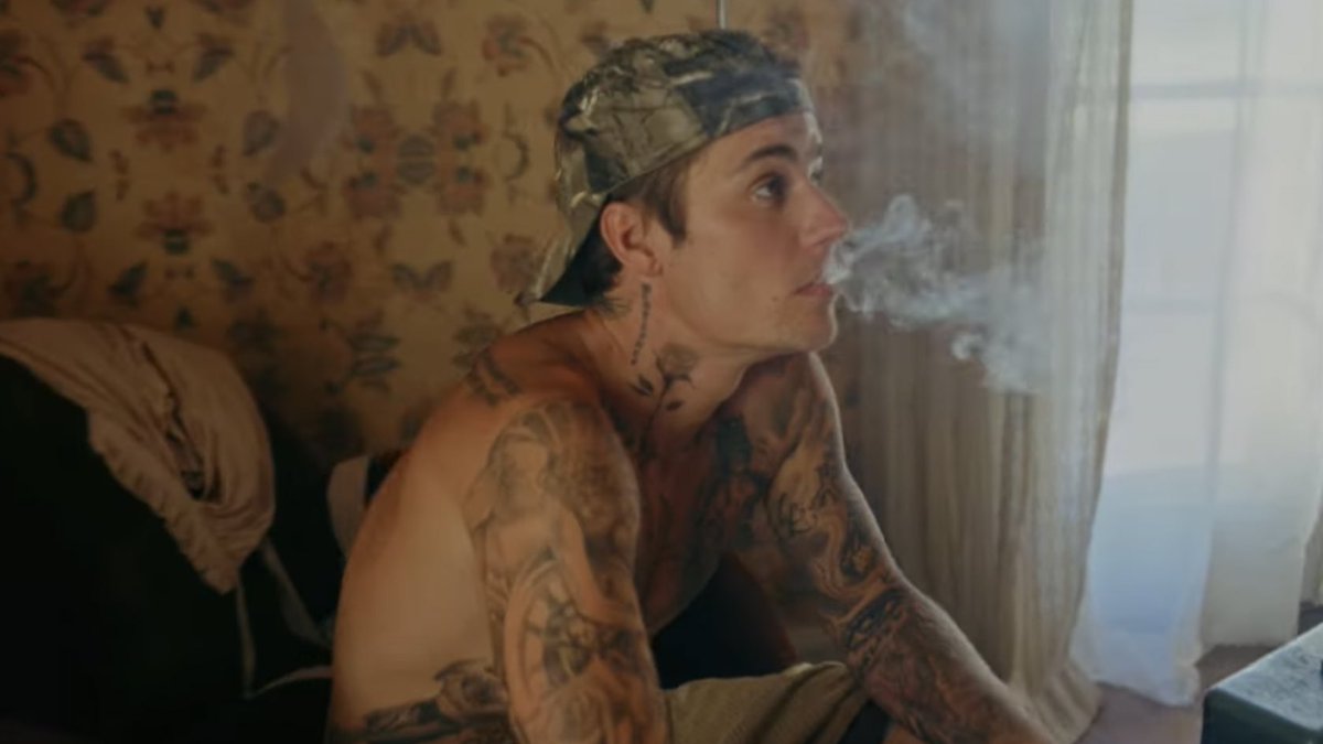 jbieb1st's tweet photo. จัสติน บีเบอร์ ใน mv snooze ของ SZA ครับ https://t.co/9mHxIlWiSa