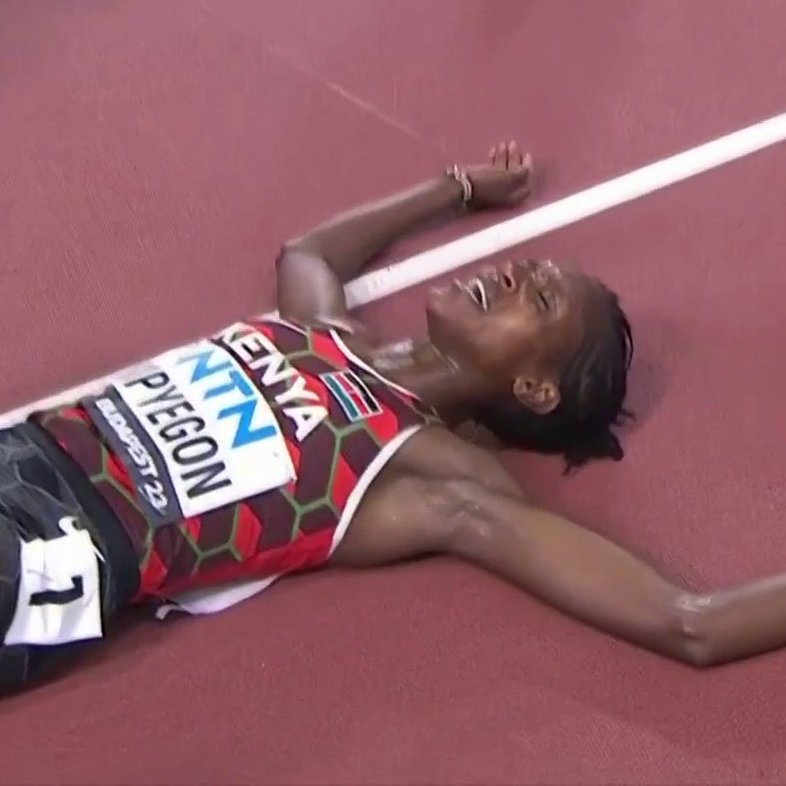 WHAT A FINISH! 
🇰🇪Faith Kipyegon does it!
5000m WORLD CHAMPION
#WorldAthleticsChamps
