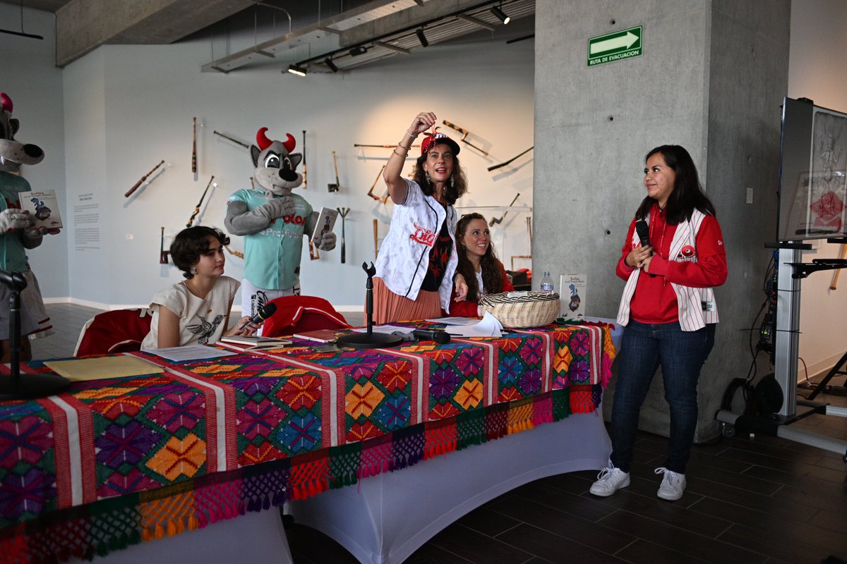 MuseoDiablos's tweet photo. Hoy fue un día muy especial, tuvimos la visita de Mira Harp y de la Dra. @isabelgporrua y Demián Flores en la presentación de “Xolita en el Templo Mayor” https://t.co/Buq4VWCC3X