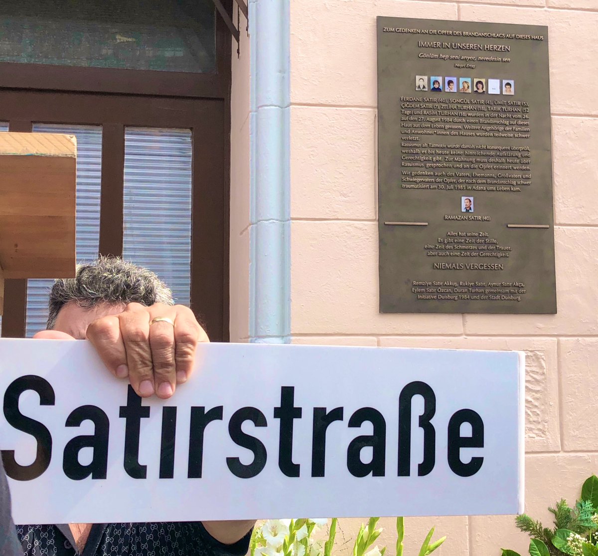„Alles hat seine Zeit. Es gibt eine Zeit der Stille, eine Zeit des Schmerzes und der Trauer, aber auch eine Zeit der Gerechtigkeit“.
Im Erinnern an Ferdane Satır, Ümit Satır, Songül Satır, Çigdem Satır, Zeliha Turhan, Rasim Turhan, Tarık Turhan &amp; Ramazan Satır. #Duisburg1984