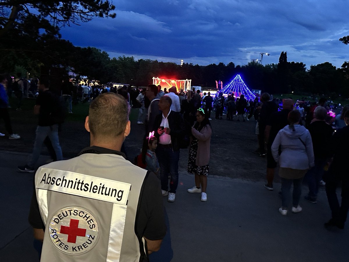 drkdo's tweet photo. 🎇1000 Lichter leuchten heute in #Dortmund. 🎆
Und über 70 ehrenamtliche Mitglieder des  #DRK  sind vor Ort und sorgen für die Sicherheit beim #Lichterfest. Wenn Ihr Hilfe benötigt sprecht unsere Kolleg*innen vor Ort gerne an! https://t.co/esc9um3FTe