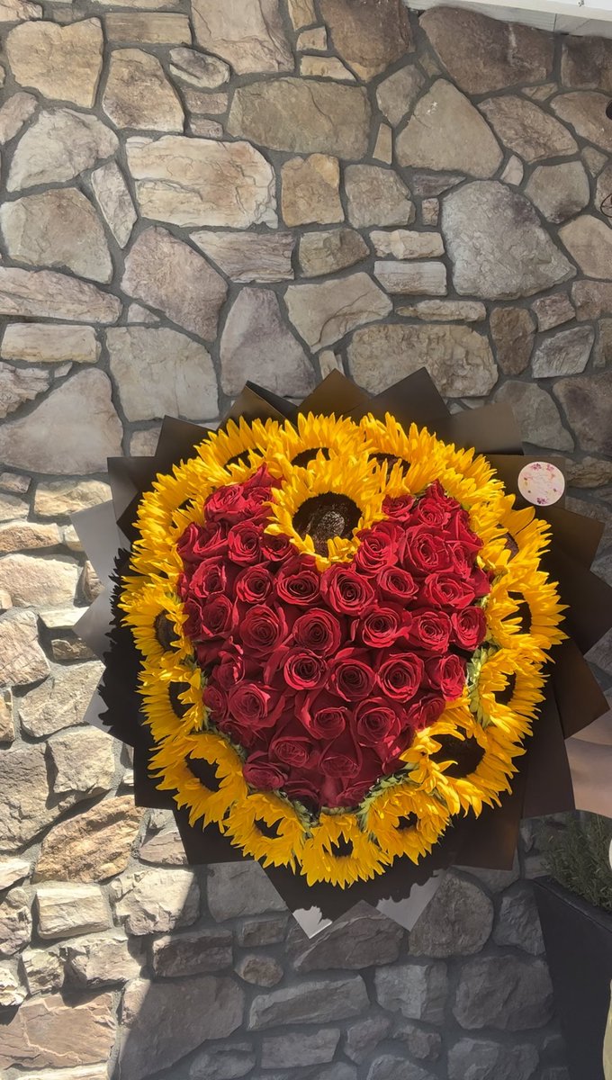 ayalassweetstem's tweet photo. 🌻🌹🌻🌹 ig: @ayalassweetstems https://t.co/wVFD3OlR6V
