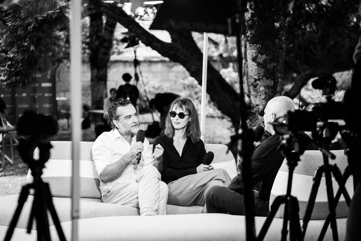 #LouiseBourgoin et le réalisateur #NicolasSilhol sur le plateau de @Tv5monde au @FFAngouleme pour le film « Anti-squat » Photo Christophe Brachet #FFA2023