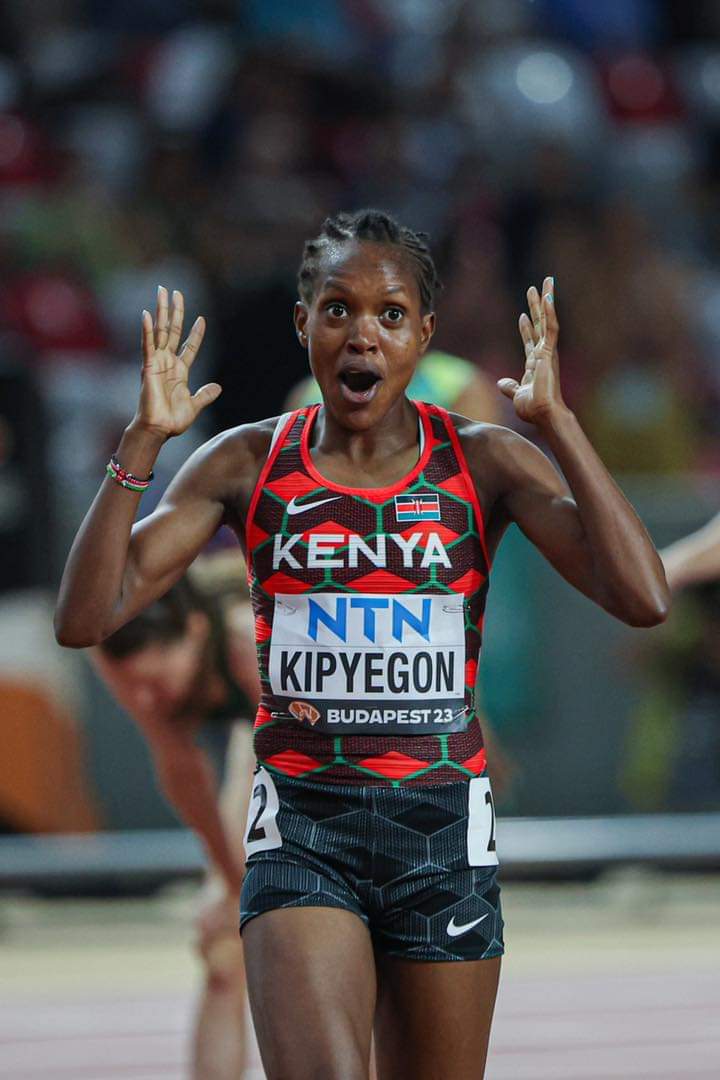 tylerrwayne's tweet photo. She is the GOAT 🐐!!! Faith Kipyegon is who she thinks she is. Don't say anything just retweet 🐐🔥🔥 https://t.co/7EZsz00v4q