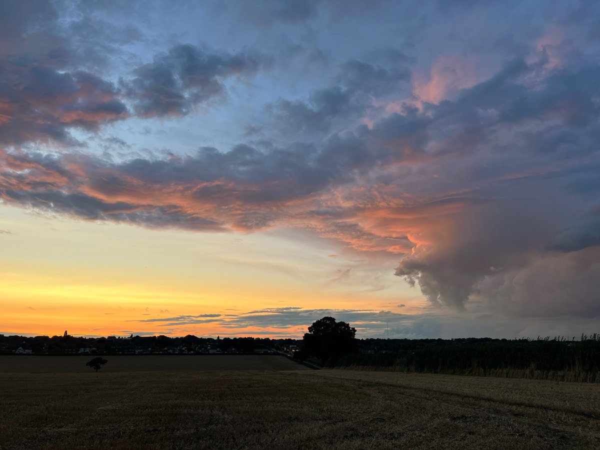 Some colour at sunset this evening. @StormHour @ThePhotoHour @metoffice #loveukweather