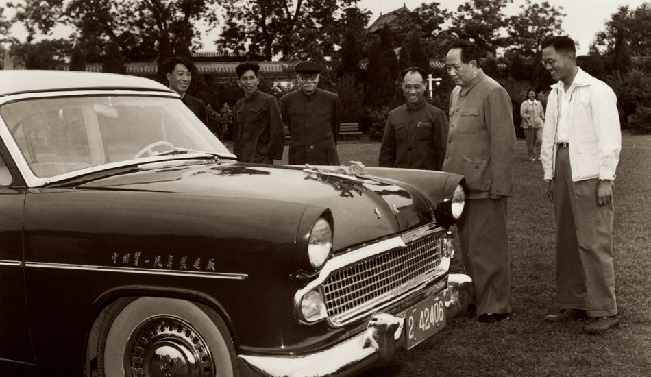 Председатель Мао осматривает первый китайский автомобиль. 1958г.