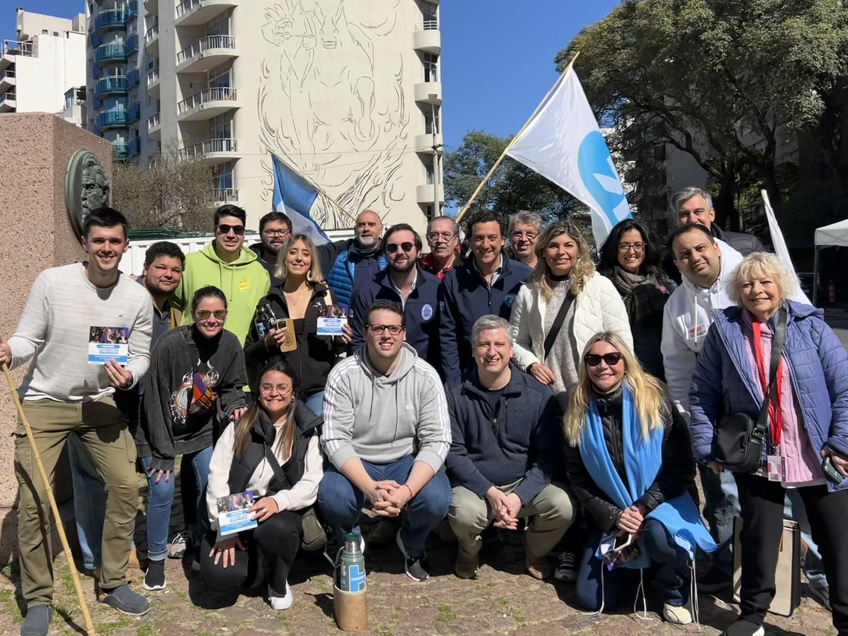 SantiagoBorsari's tweet photo. Jornada de militancia junto a compañeros de la @lista71 ⚪️🔵

Esta mañana estuvimos en la feria de Villa Biarritz conversando con los vecinos de la zona, invitándolos a sumarse este miércoles a las 19hs a un mano a mano con @lauraraffo en pocitos.

#La71EnLosBarrios https://t.co/DbGOzqpa0G