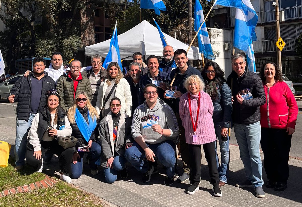 SantiagoBorsari's tweet photo. Jornada de militancia junto a compañeros de la @lista71 ⚪️🔵

Esta mañana estuvimos en la feria de Villa Biarritz conversando con los vecinos de la zona, invitándolos a sumarse este miércoles a las 19hs a un mano a mano con @lauraraffo en pocitos.

#La71EnLosBarrios https://t.co/DbGOzqpa0G