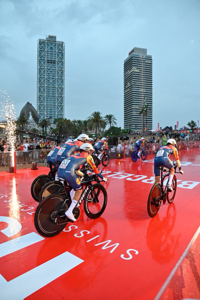 david_escude's tweet photo. Avui Barcelona ha viscut una jornada esportiva històrica amb l’inici de @lavuelta.  

Tot i la pluja, hem omplert els carrers de la ciutat i hem aconseguit que aquesta 1a Etapa fos un èxit social i esportiu. 

Demà us esperem a tots/es a l’arribada de la 2a etapa a Montjuïc! 🚴🏻🚴🏼‍♀️ https://t.co/NP1AKMWECN