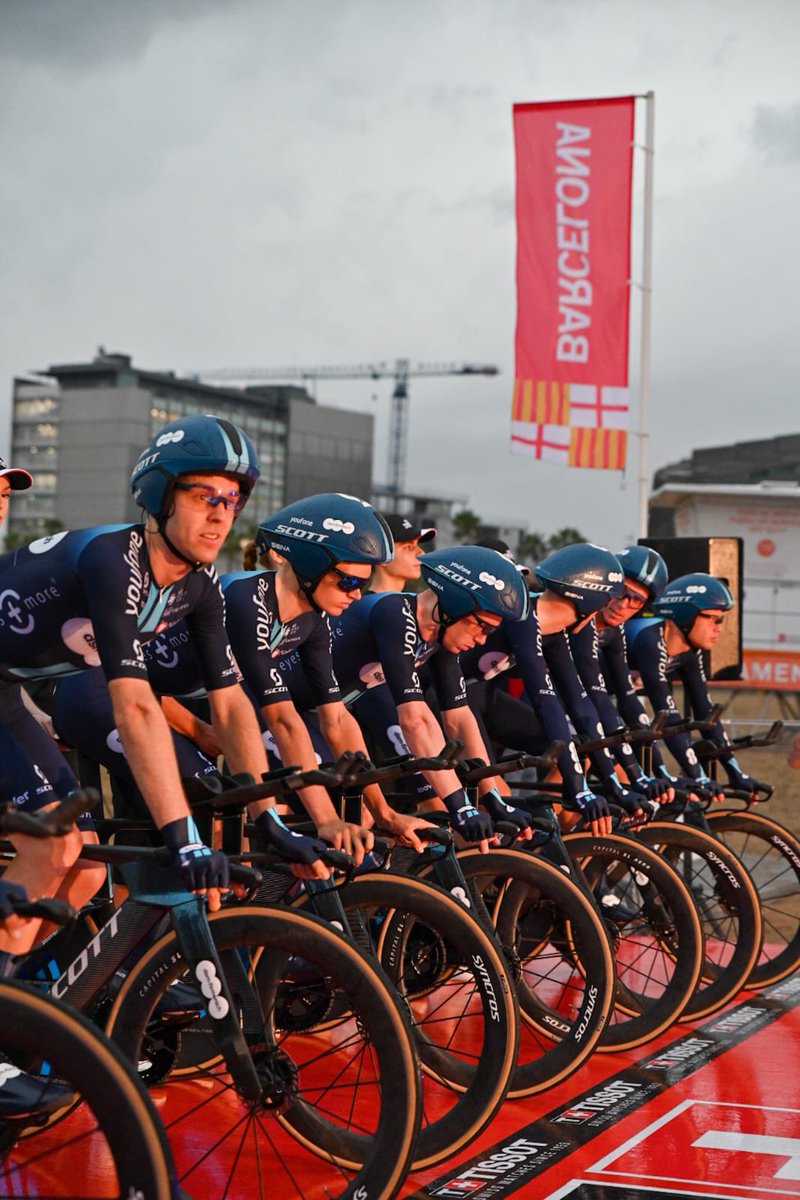 david_escude's tweet photo. Avui Barcelona ha viscut una jornada esportiva històrica amb l’inici de @lavuelta.  

Tot i la pluja, hem omplert els carrers de la ciutat i hem aconseguit que aquesta 1a Etapa fos un èxit social i esportiu. 

Demà us esperem a tots/es a l’arribada de la 2a etapa a Montjuïc! 🚴🏻🚴🏼‍♀️ https://t.co/NP1AKMWECN
