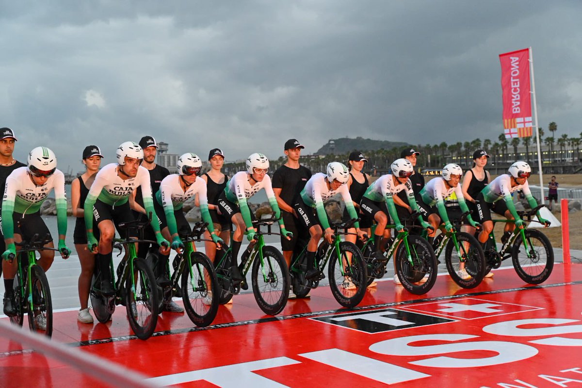 david_escude's tweet photo. Avui Barcelona ha viscut una jornada esportiva històrica amb l’inici de @lavuelta.  

Tot i la pluja, hem omplert els carrers de la ciutat i hem aconseguit que aquesta 1a Etapa fos un èxit social i esportiu. 

Demà us esperem a tots/es a l’arribada de la 2a etapa a Montjuïc! 🚴🏻🚴🏼‍♀️ https://t.co/NP1AKMWECN