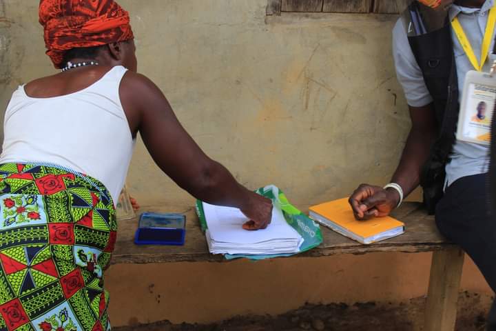 Solidaridad_wa's tweet photo. #Smallholder #cocoafarmers in Liberia, mainly women, are improving their livelihood through the #VSLA scheme introduced by @Solidaridad_wa under #COVADEP funded by #EUinLiberia. The scheme provides a platform to access funds to acquire quality farming inputs, amongst others. https://t.co/GuBrVVsmKC
