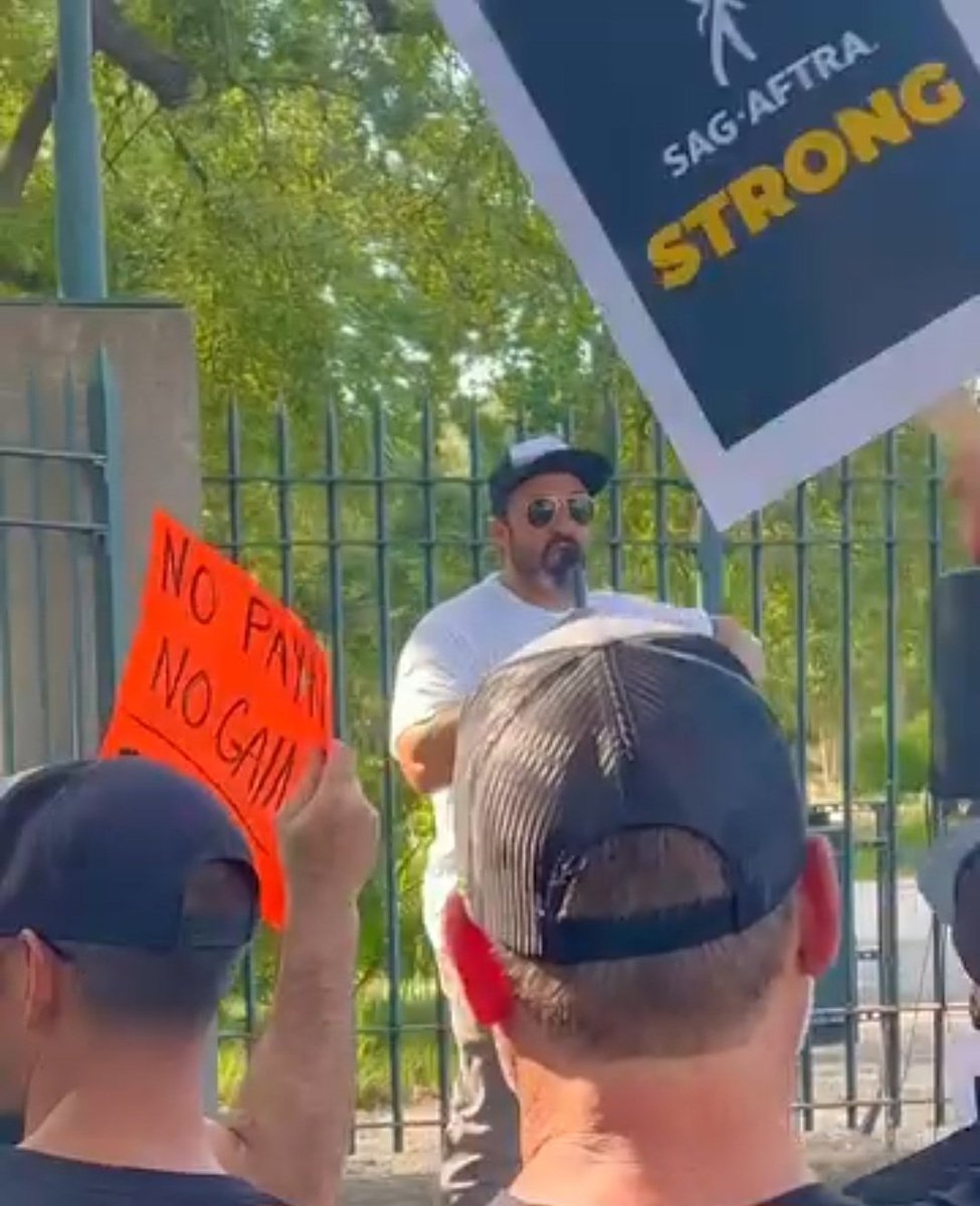 CreoleComic's tweet photo. #solidarity #sagaftrastrike #sagaftrastrong New Orleans Local Rally #sagaftramembers #sagaftraactor https://t.co/uDqcNIxYja