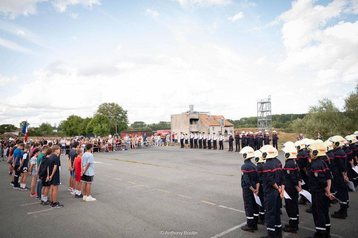 Prefet86's tweet photo. 👩‍🚒 #JSP | S'engager dès le plus jeune âge
Alice Mallick, directrice de cabinet de @prefet86, a participé à la cérémonie de remise des diplômes des jeunes sapeurs-pompiers après 3 ans de cursus, et a accueilli les nouvelles recrues du @sdis86
👏 Bravo pour leur #dévouement ! https://t.co/QICMZIgxeT