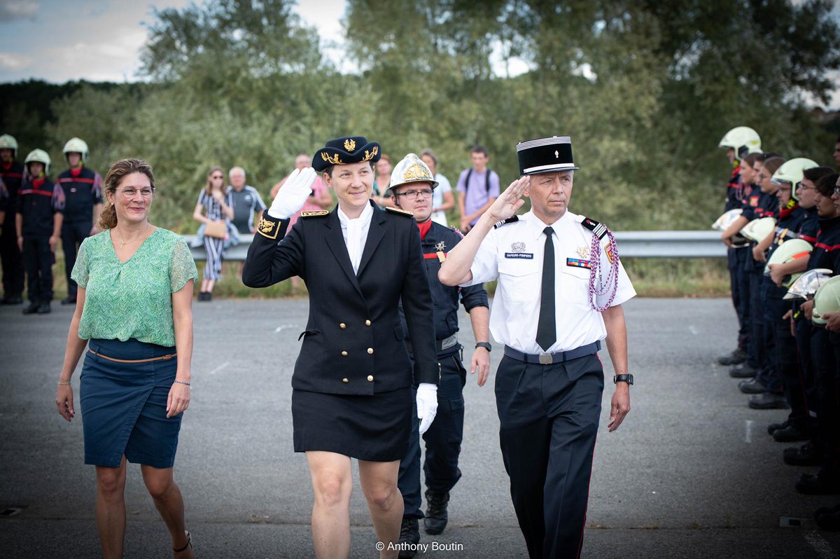 Prefet86's tweet photo. 👩‍🚒 #JSP | S'engager dès le plus jeune âge
Alice Mallick, directrice de cabinet de @prefet86, a participé à la cérémonie de remise des diplômes des jeunes sapeurs-pompiers après 3 ans de cursus, et a accueilli les nouvelles recrues du @sdis86
👏 Bravo pour leur #dévouement ! https://t.co/QICMZIgxeT
