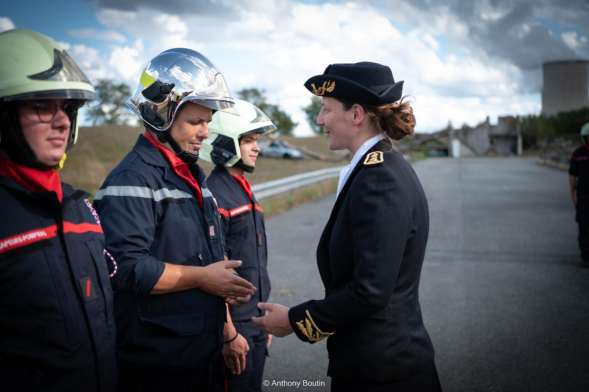Prefet86's tweet photo. 👩‍🚒 #JSP | S'engager dès le plus jeune âge
Alice Mallick, directrice de cabinet de @prefet86, a participé à la cérémonie de remise des diplômes des jeunes sapeurs-pompiers après 3 ans de cursus, et a accueilli les nouvelles recrues du @sdis86
👏 Bravo pour leur #dévouement ! https://t.co/QICMZIgxeT