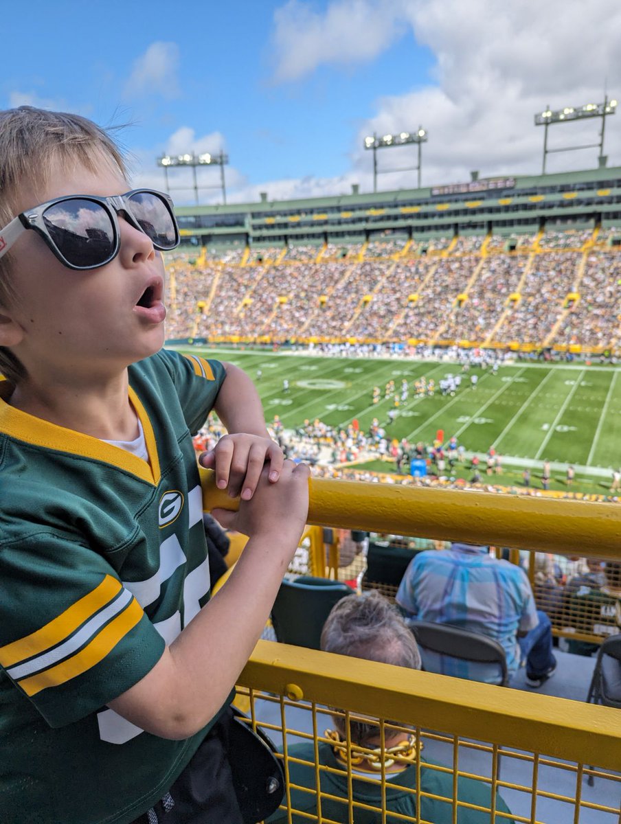 brichlen's tweet photo. Saw himself on the jumbotron #lifegoals #gopackgo #getloudlambeau https://t.co/f9l0NZpnED