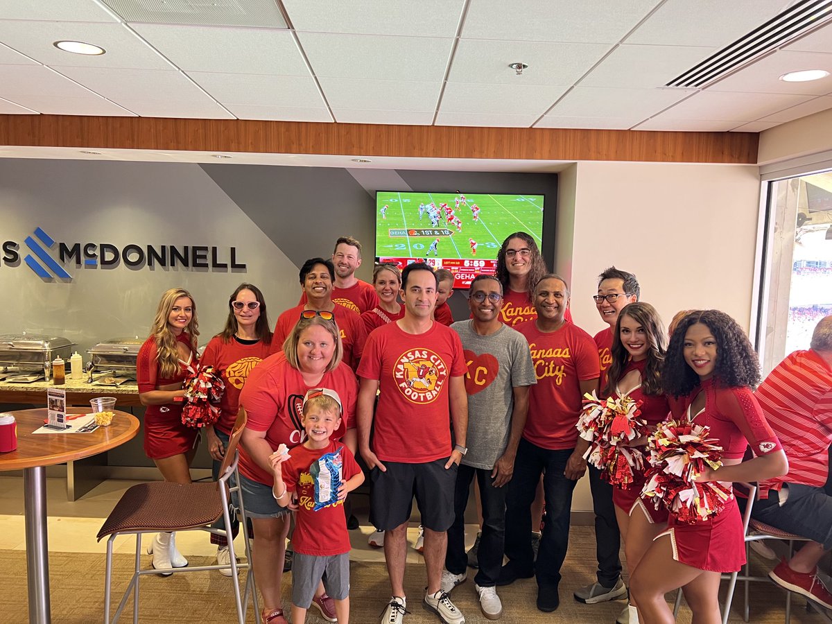 jackiereses's tweet photo. And now time for some cheerleaders ⁦@Chiefs⁩ ⁦@Lead_Bank⁩ 😍 https://t.co/Q7xOn26Gxd