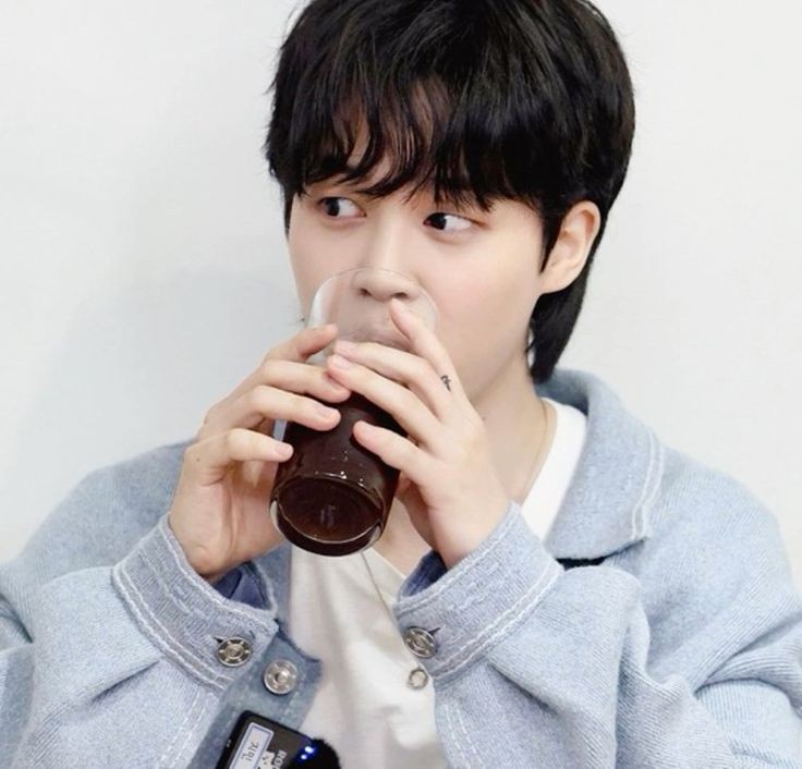 jmusedior's tweet photo. momentos com o jimin que alteração a química do meu cérebro ☆; a thread https://t.co/gBDvHj6kZQ