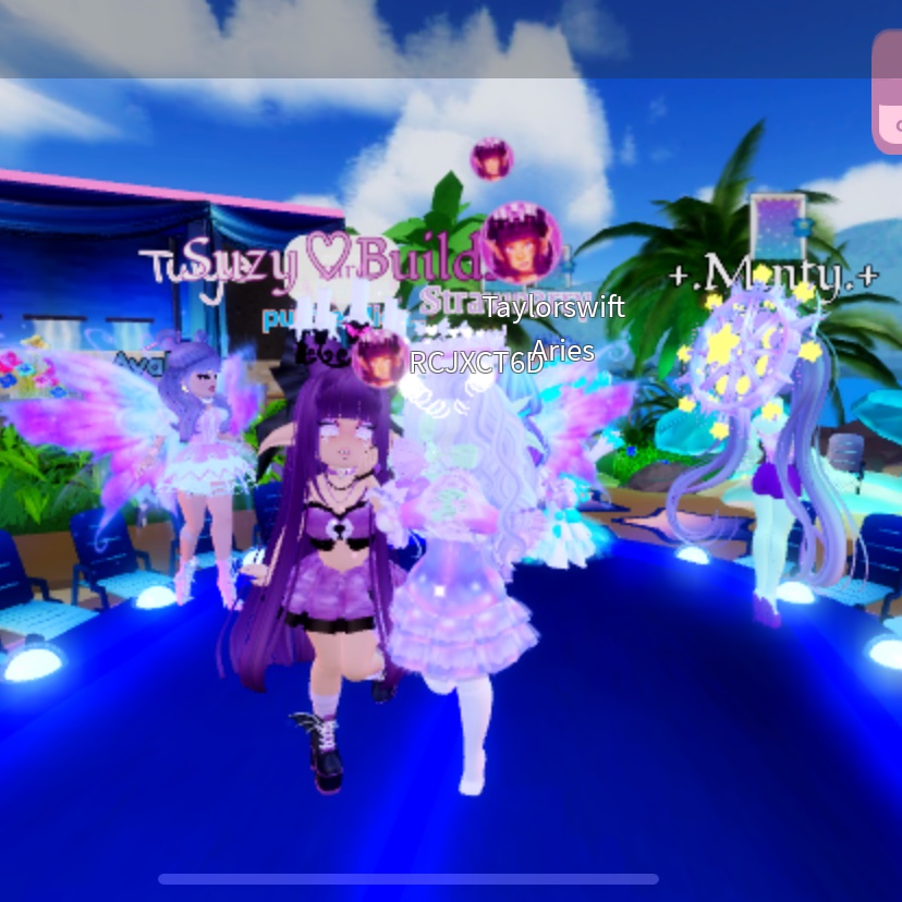 Just met @suzy_builds 💜👑 #royalehigh #royalehighnewschool