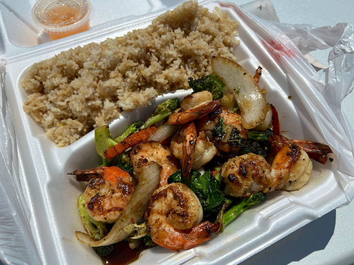 SergioChapa's tweet photo. Postcard: The coastal town Palacios, Texas is home to a small Vietnamese community that arrived as shrimpers in the 1970s. 

Opened in 2005, Tran's Restaurant is a local favorite serving popular Vietnamese dishes such as bun, pho and fried rice. 😋

#TXHighways #PalaciosTX https://t.co/D1C6XHVCgz