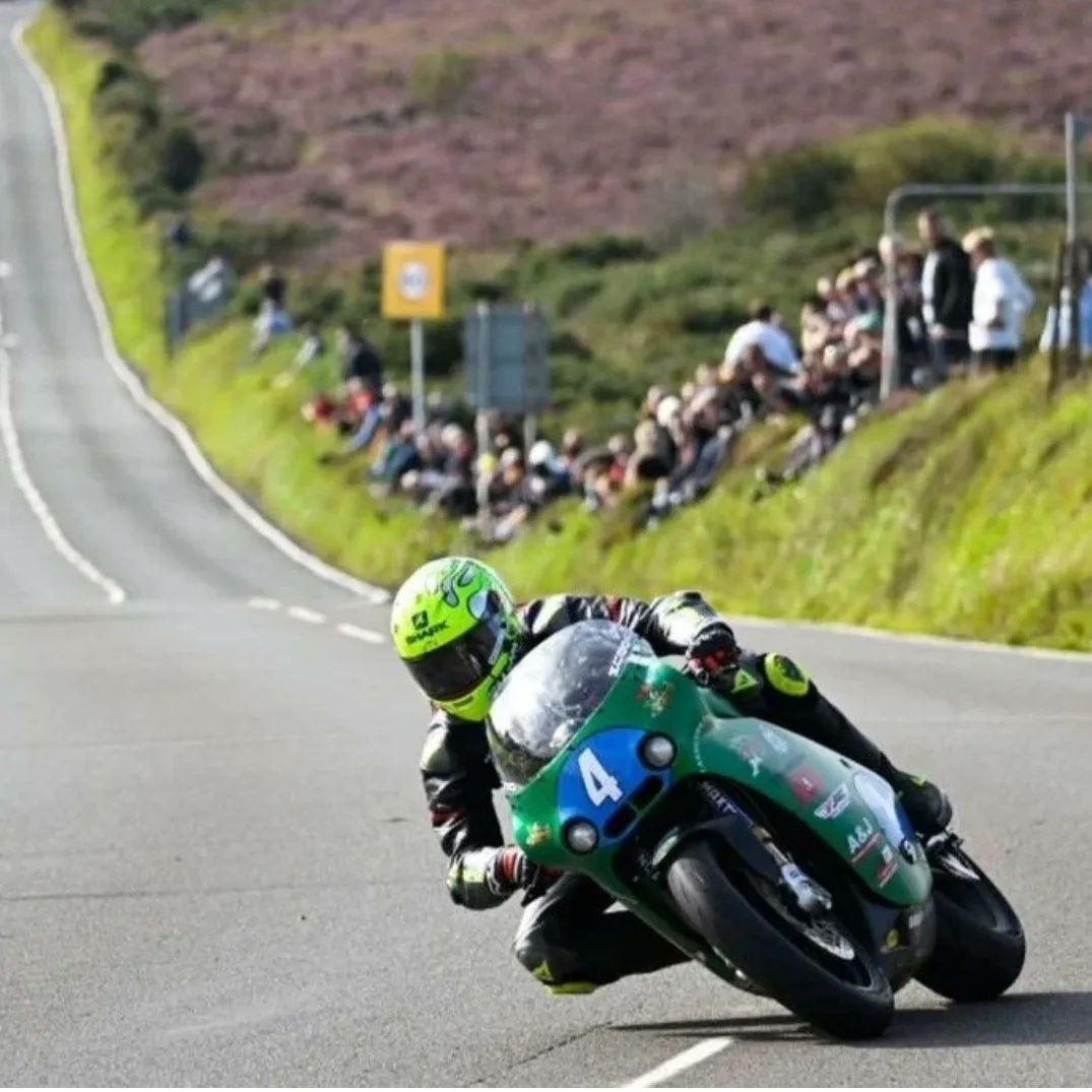 Víctor López ha hecho historia al ganar en el centenario del Manx GP y se convierte en el primer español en vencer una carrera en la Isla de Man! Grande Vity, me alegro mucho por ti. Te lo merecias! No es un camino fácil llegar hasta donde has llegado 🙌