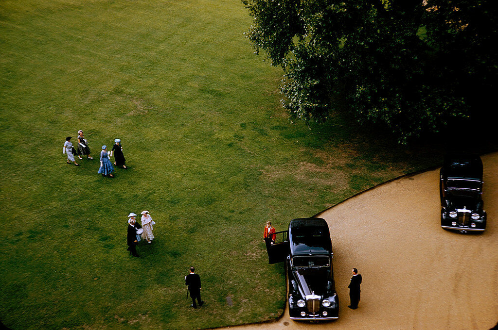 По газонам ходить разрешается. Парковка у Бэкингемского дворца. Англия, 1957г.