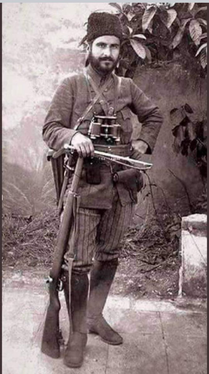 KÖPRÜLÜ'lü HAMDİ BEY

Edirne Valisini Bulgar çetelerden kurtararak ün saldı,
Kurtuluş mücadelesine katıldı.
Akbaş baskınını yaptı.

Vahdettin'in emriyle kurulan Anzavur çetesi tarafından yakalandı,
işkenceyle şehit edildi.

Naaşı, 5 gün Biga saokaklarında kaldı.