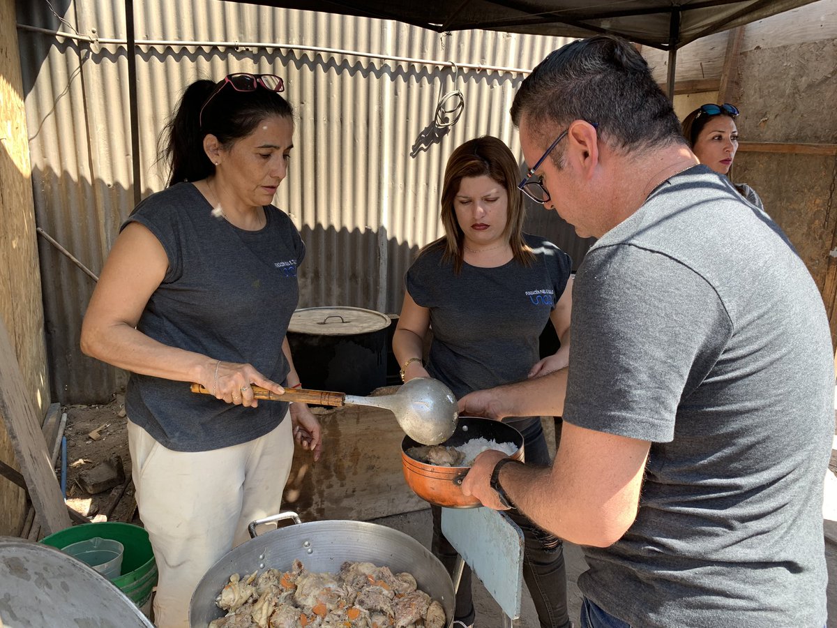fptUNAP's tweet photo. Nuestro equipo se trasladó hasta la olla 🥘 común Mink’a de la toma “La Pampa” de  #altohospicio para preparar más de 2️⃣5️⃣0️⃣ raciones de comida 🍝, las cuales fueron entregadas a los que más lo necesitan 🙂

#SomosTerritorio https://t.co/4XfwyQjxNJ