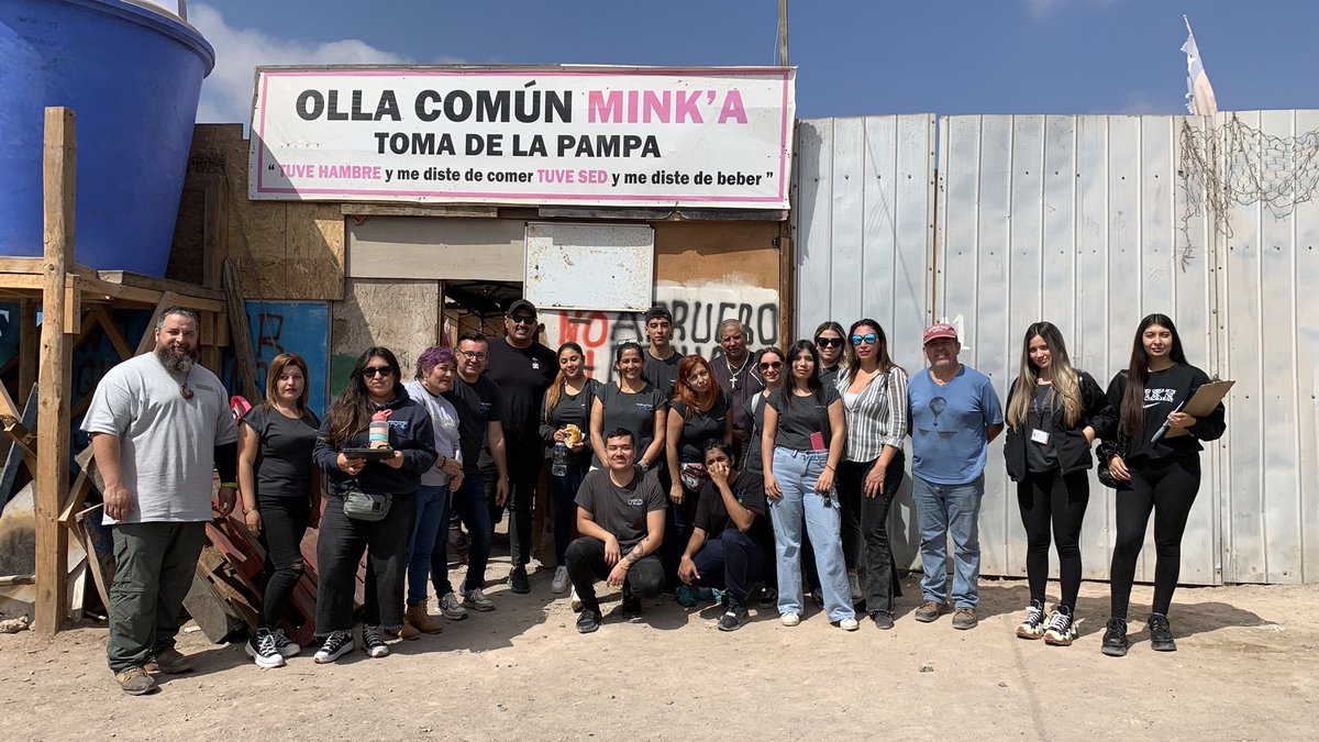 fptUNAP's tweet photo. Nuestro equipo se trasladó hasta la olla 🥘 común Mink’a de la toma “La Pampa” de  #altohospicio para preparar más de 2️⃣5️⃣0️⃣ raciones de comida 🍝, las cuales fueron entregadas a los que más lo necesitan 🙂

#SomosTerritorio https://t.co/4XfwyQjxNJ
