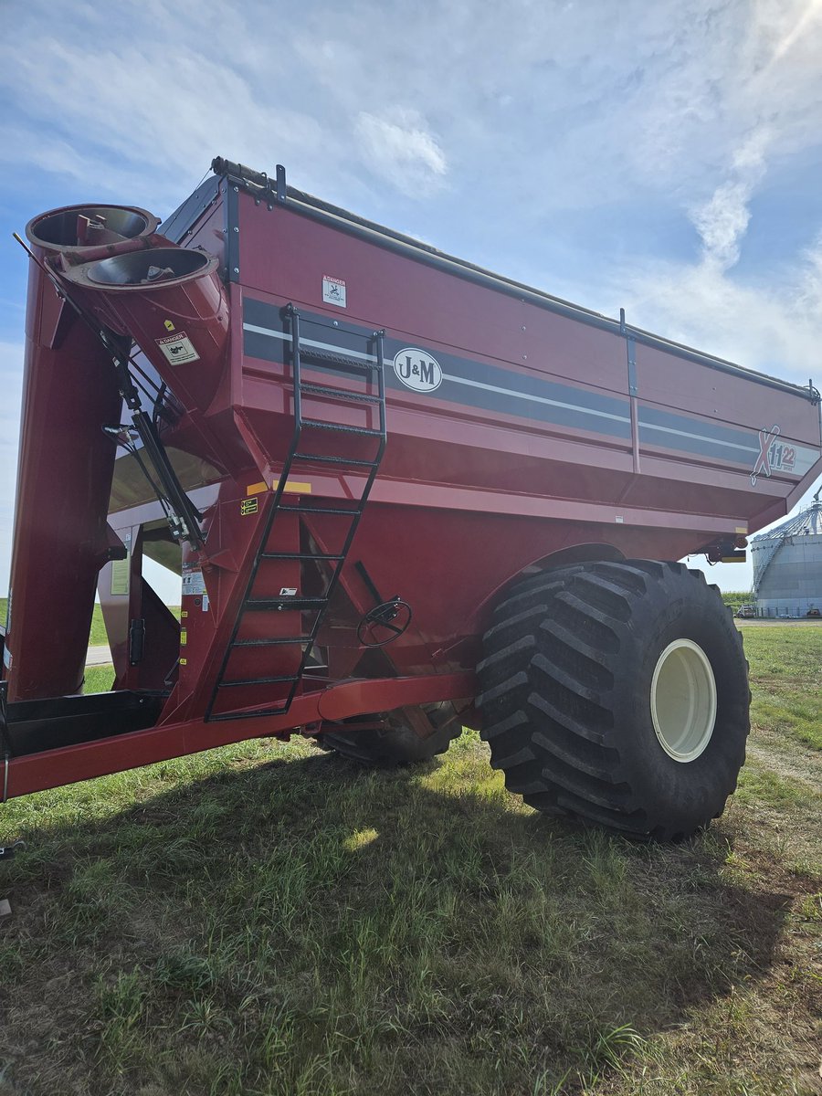 rickbayer6's tweet photo. 2020 J &amp; M 1122  grain cart. 1150 bushel capacity. Only used one season. 20" front fold unload auger with hydraulic tilt end. 3 ag-cam cameras, 1250 Firestone tires, large 1000 pto, scale, and tarp. Like new. $79,000 obo. Call Russ 402-260-0318 https://t.co/E0ke8XFFEE