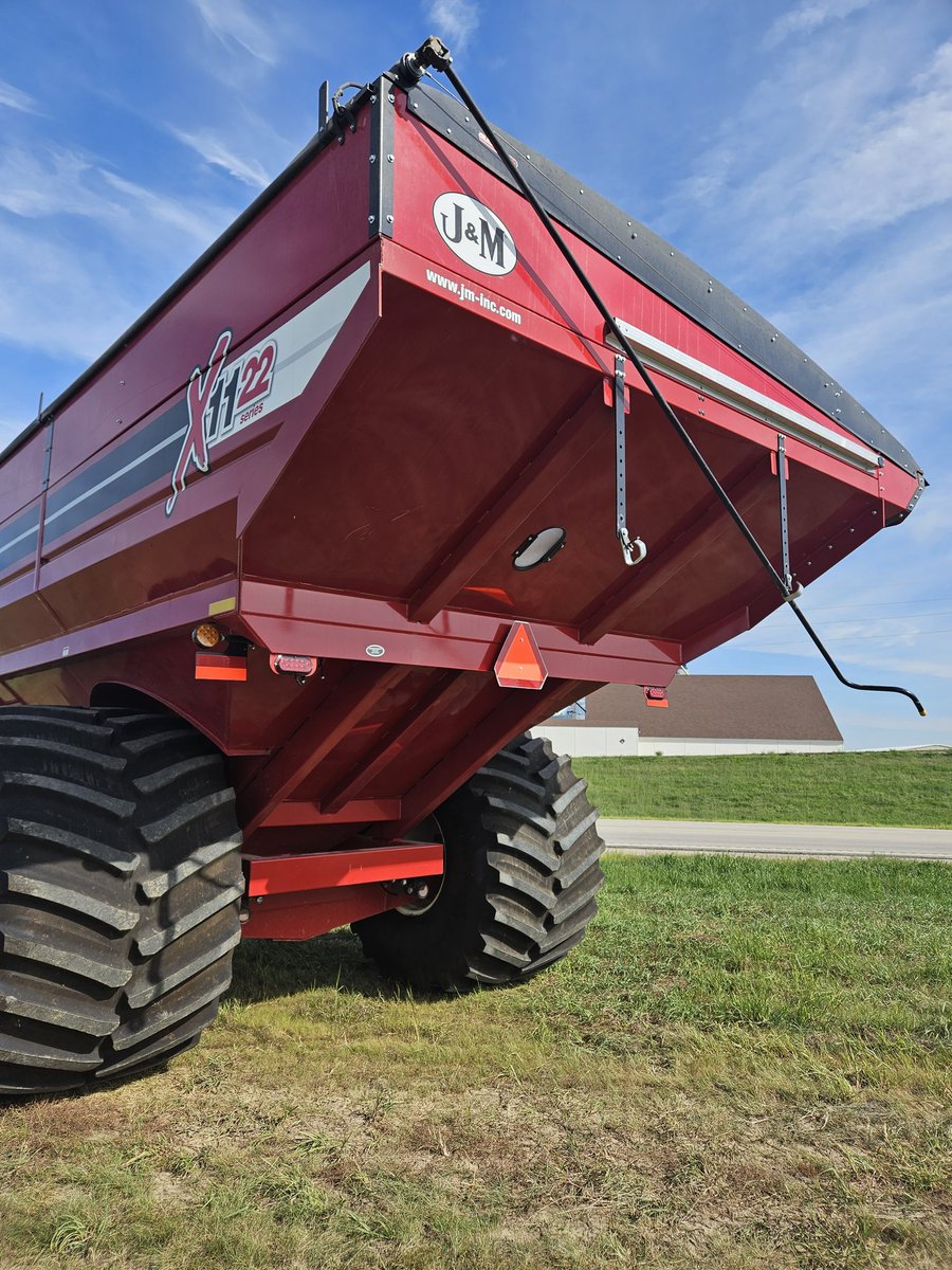 rickbayer6's tweet photo. 2020 J &amp; M 1122  grain cart. 1150 bushel capacity. Only used one season. 20" front fold unload auger with hydraulic tilt end. 3 ag-cam cameras, 1250 Firestone tires, large 1000 pto, scale, and tarp. Like new. $79,000 obo. Call Russ 402-260-0318 https://t.co/E0ke8XFFEE