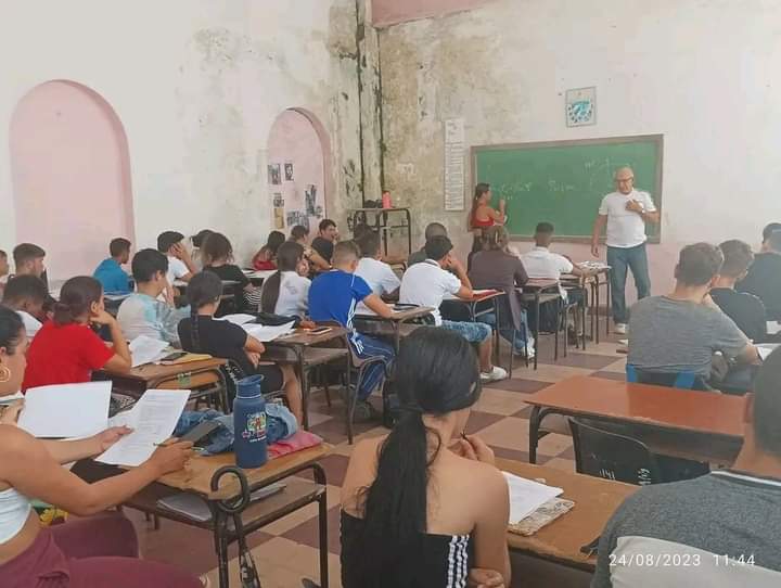 Los miembros de la @FEEM_Cuba de Pinar del Río continuaron la preparación para los exámenes de ingreso a la Universidad a través de los cursos de verano. #Cuba #UJC #CreaTuFelicidad @DiazCanelB @DrRobertoMOjeda @aylinalvarezG @MeyvisEstevezE