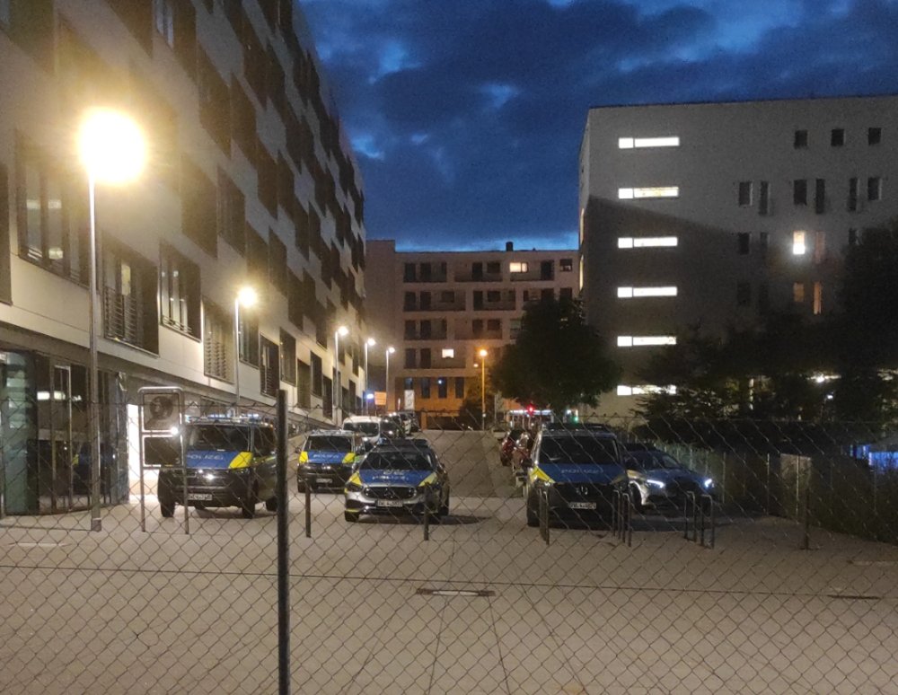 was passiert eigentlich in eurer Stadt, wenn ca. 50 junge Menschen ca. 5km durch die Stadt radeln? In Stuttgart wird man von fünf Polizeiautos mit StVO-unkundigen Polizist:innen angehalten, sonderbaren Vorwürfen ausgesetzt und schwachsinnige Fragen gestellt.