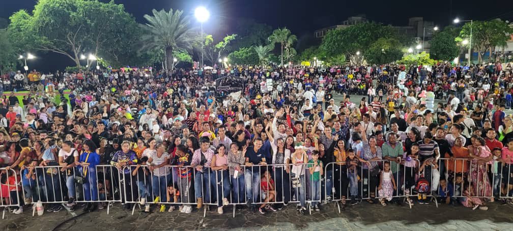 Iniciamos nuestra noche de alabanza y adoración en la #FeriaDelOrinoco2023 con la puesta en escena del Ministerio de Danza del Centro Evangelístico, quienes traen un bonito mensaje basado en la hermandad y búsqueda de la Paz #YulimarEsVenezuela <a href="/nicmaduroguerra/">Nicolas Maduro Guerra</a> <a href="/NicolasMaduro/">Nicolás Maduro</a>