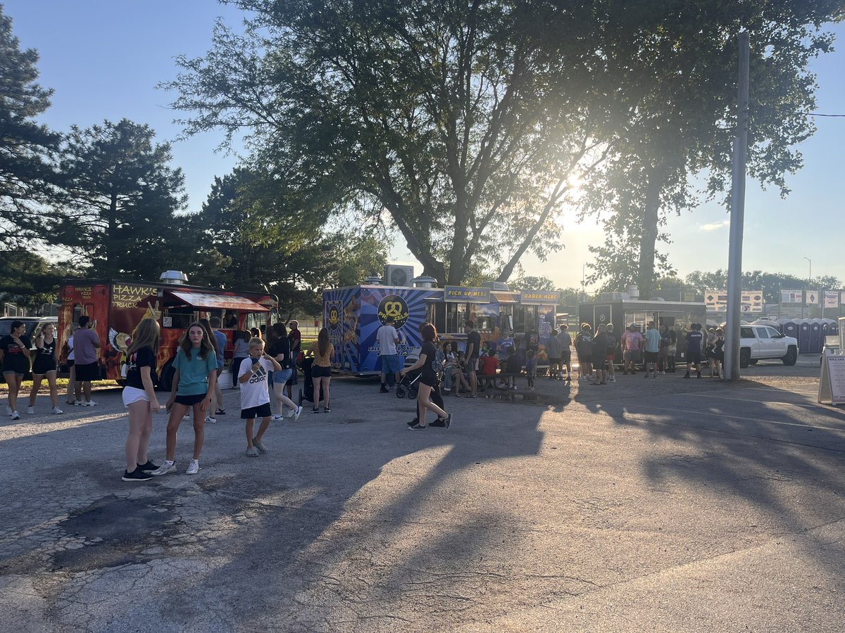Be sure to checkout the food trucks this evening! 🍕🥨🍗🍽️

Hawk's Pizzas
Pretzels on the Go
BBQ Brothers Mobile