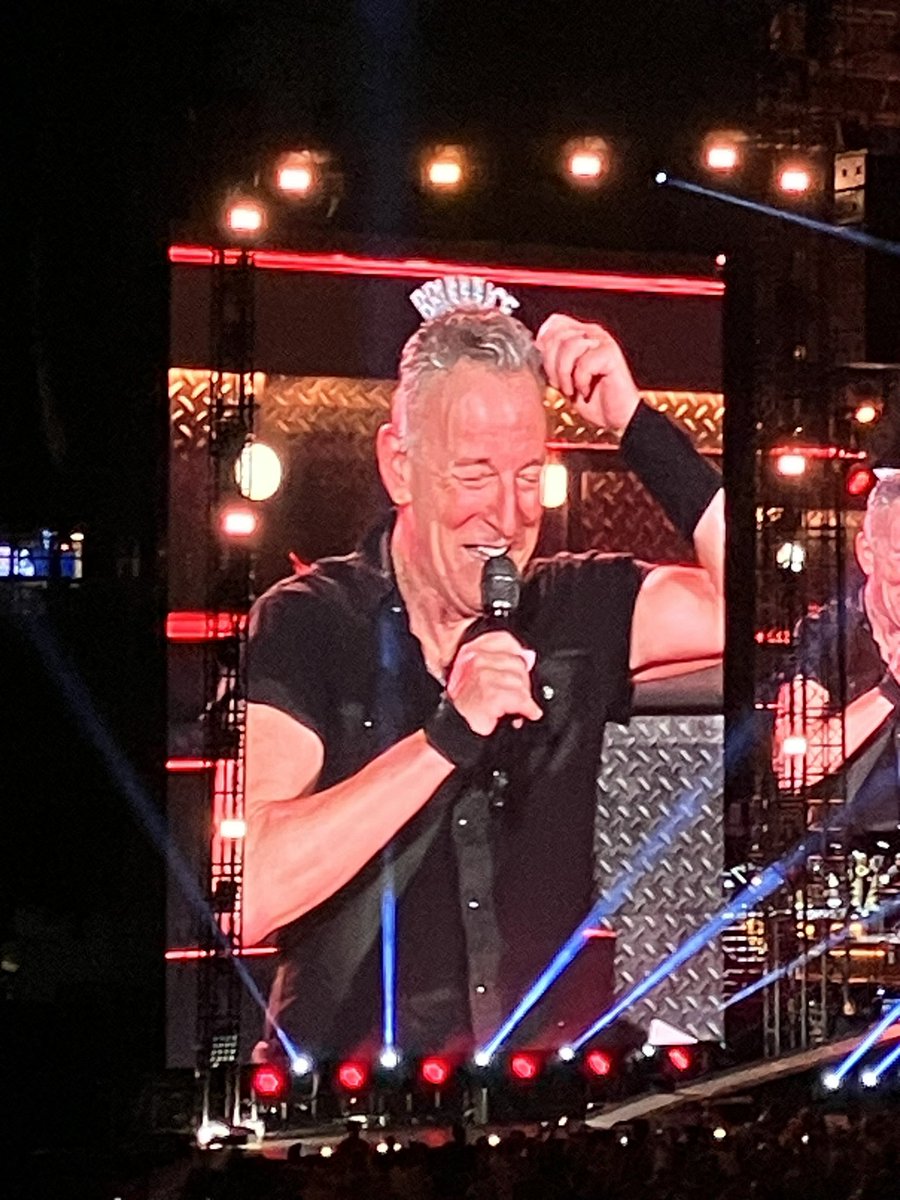 patrickecook's tweet photo. The Boss gets a crown #Springsteen @springsteen @SpringNuts_ https://t.co/FyPcoLZ2xI