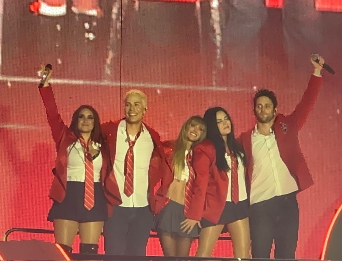 AngieSimic's tweet photo. Vratili su se 🥹 Želim da osetim ovu euforiju uživo, da me vrate 15 godina unazad kad ih čujem i vidim na okupu!! RBD je moje prvo fandom iskustvo. Nastavljam da ih manifestujem u Srbiji! 🤞🏻 https://t.co/r0FLGcWBE0