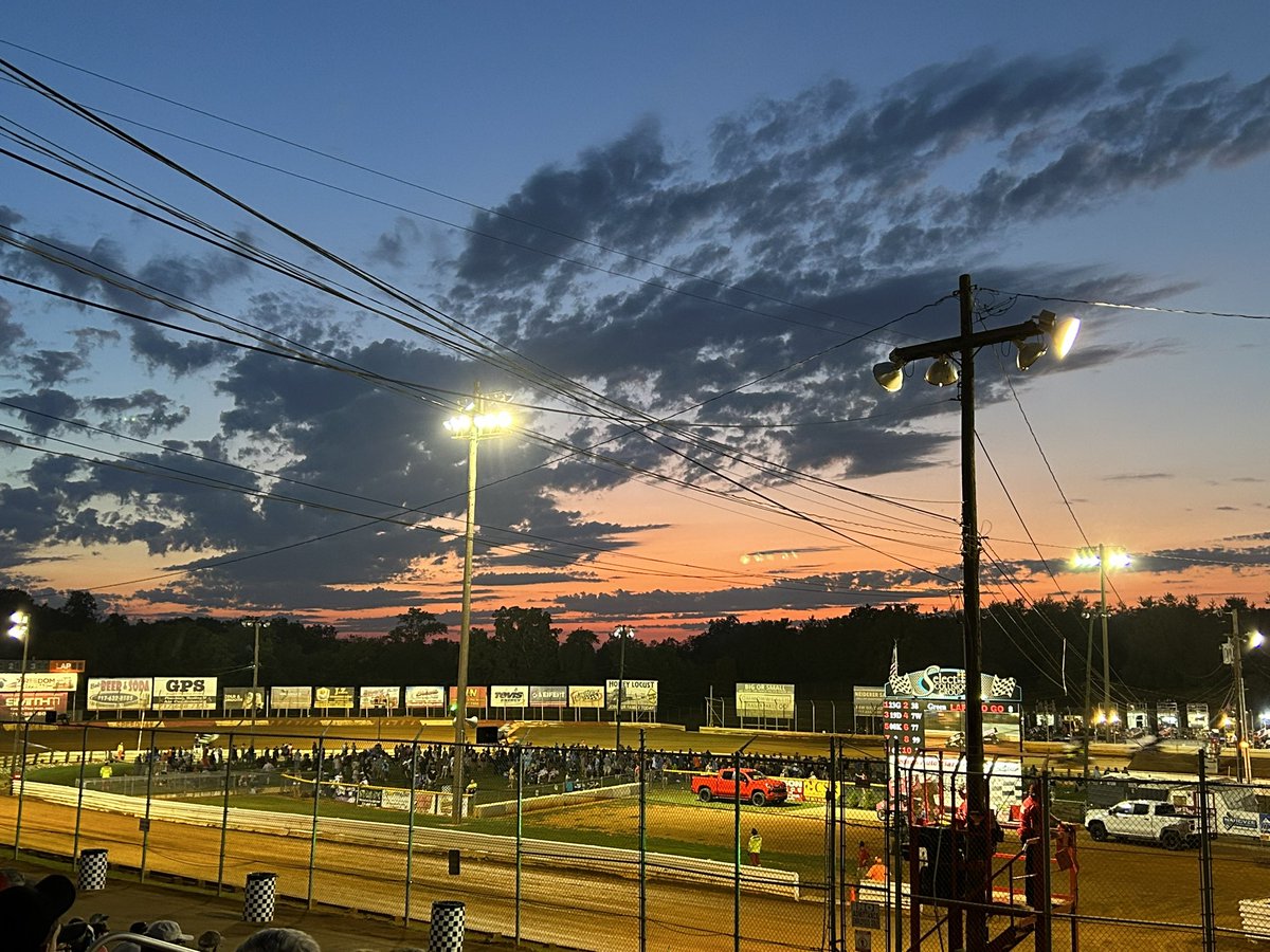 risingsprings's tweet photo. Summer sunsets @lincolnspeedway never disappoint!  Enjoying this evening cheering on @dannydietrich in the #KramerKlash! https://t.co/1R8ZmiDAsY