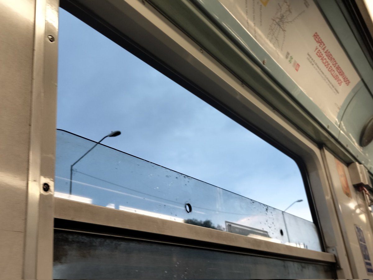 KatblueKat's tweet photo. @MetroCDMX las ventanas de un tren en #L5 dirección  politécnico no funcionan Al tratar de subirlas se bajan y el agua se está metiendo a los asientos
#LINEA5 #Politecnico #Pantitlán https://t.co/yBMp5r59cf