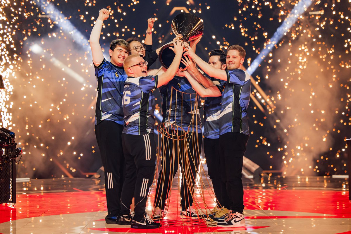 EvilGeniuses's tweet photo. World Champions 💙 https://t.co/jKuycXZua6