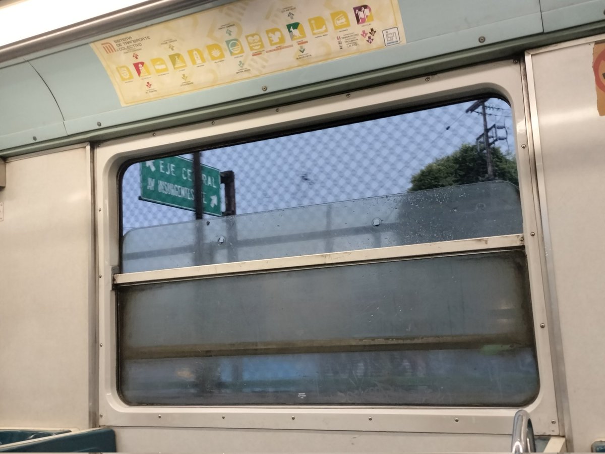 KatblueKat's tweet photo. @MetroCDMX Dos ventanas en este tren no funcionan, no cierran y se va metiendo el agua Línea 5 dirección  politécnico https://t.co/6WHmzMXmV3